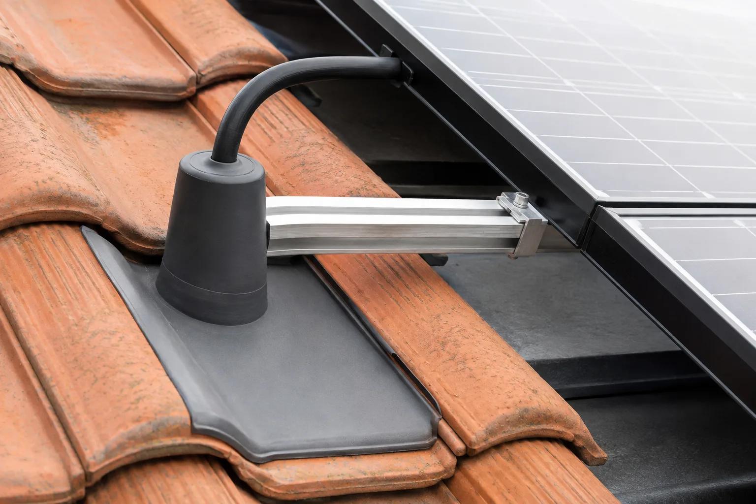 Detail einer Kabeldurchführung und Dachabdichtung an einer Solaranlage