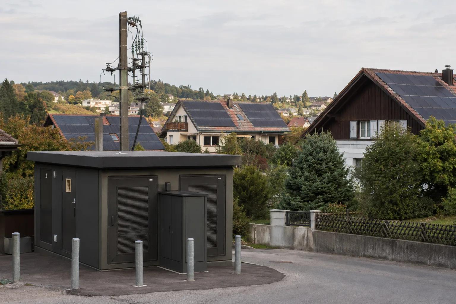 Quartiertransformator und mehrere Häuser mit Solarmodulen in der Schweiz