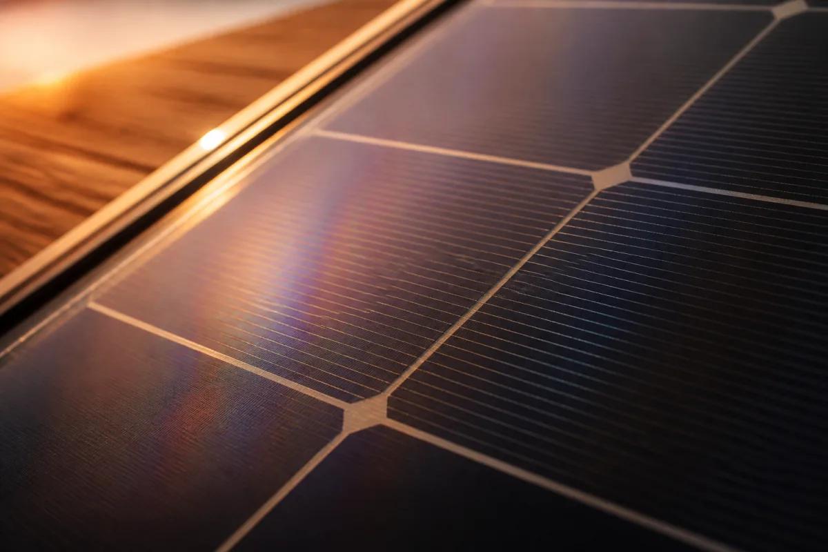 Installateur vérifiant la référence d'un module solaire