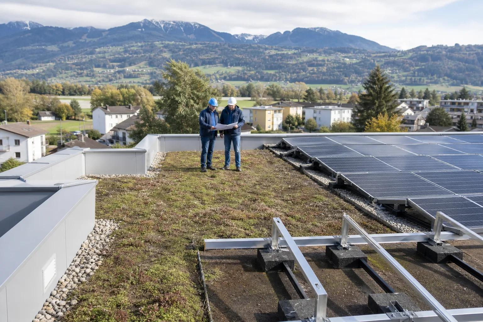 Eigentümer und Dachfachperson prüfen ein begrüntes Dach vor der Solarmontage