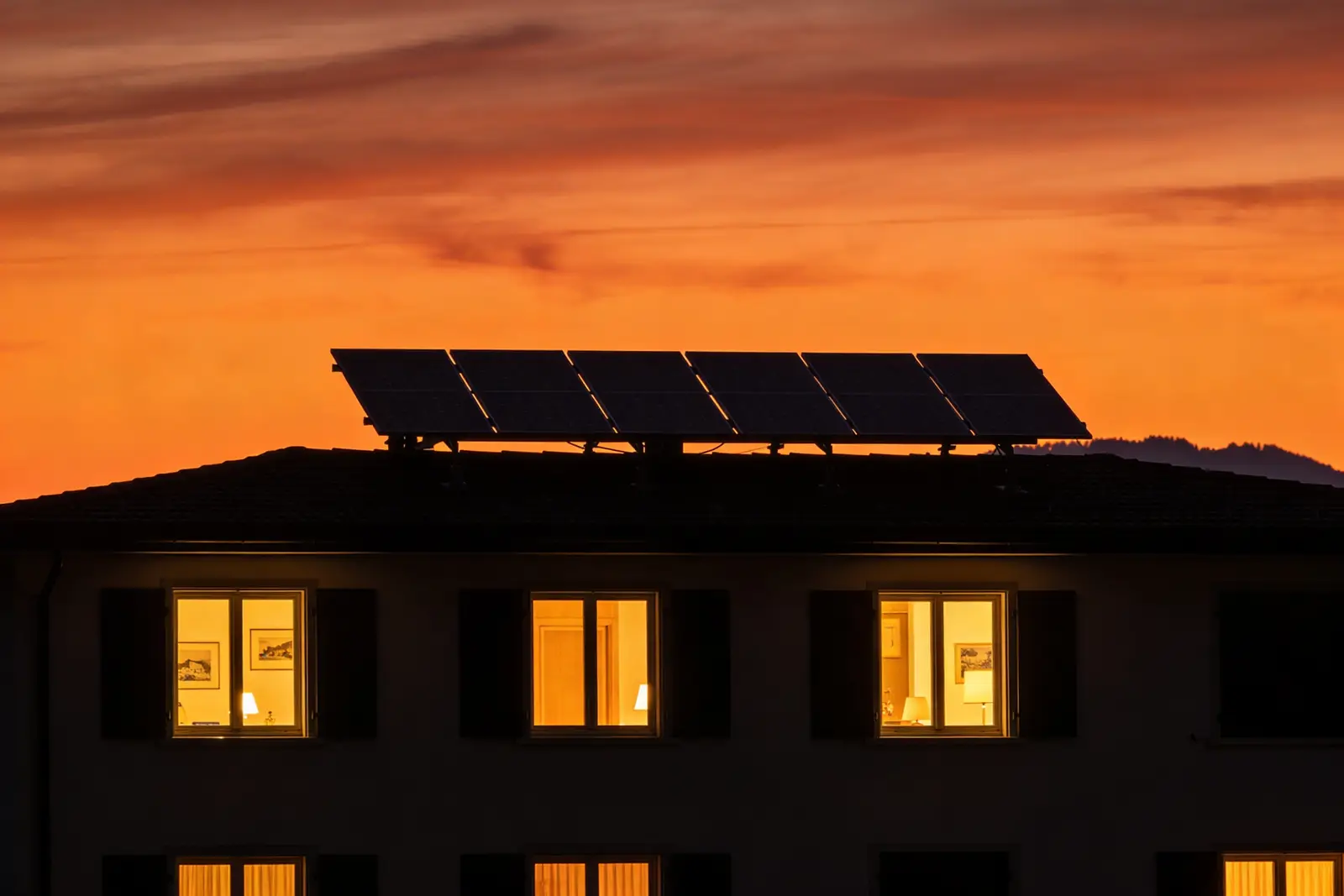 Schweizer Haus mit Sonnenkollektoren im Streiflicht